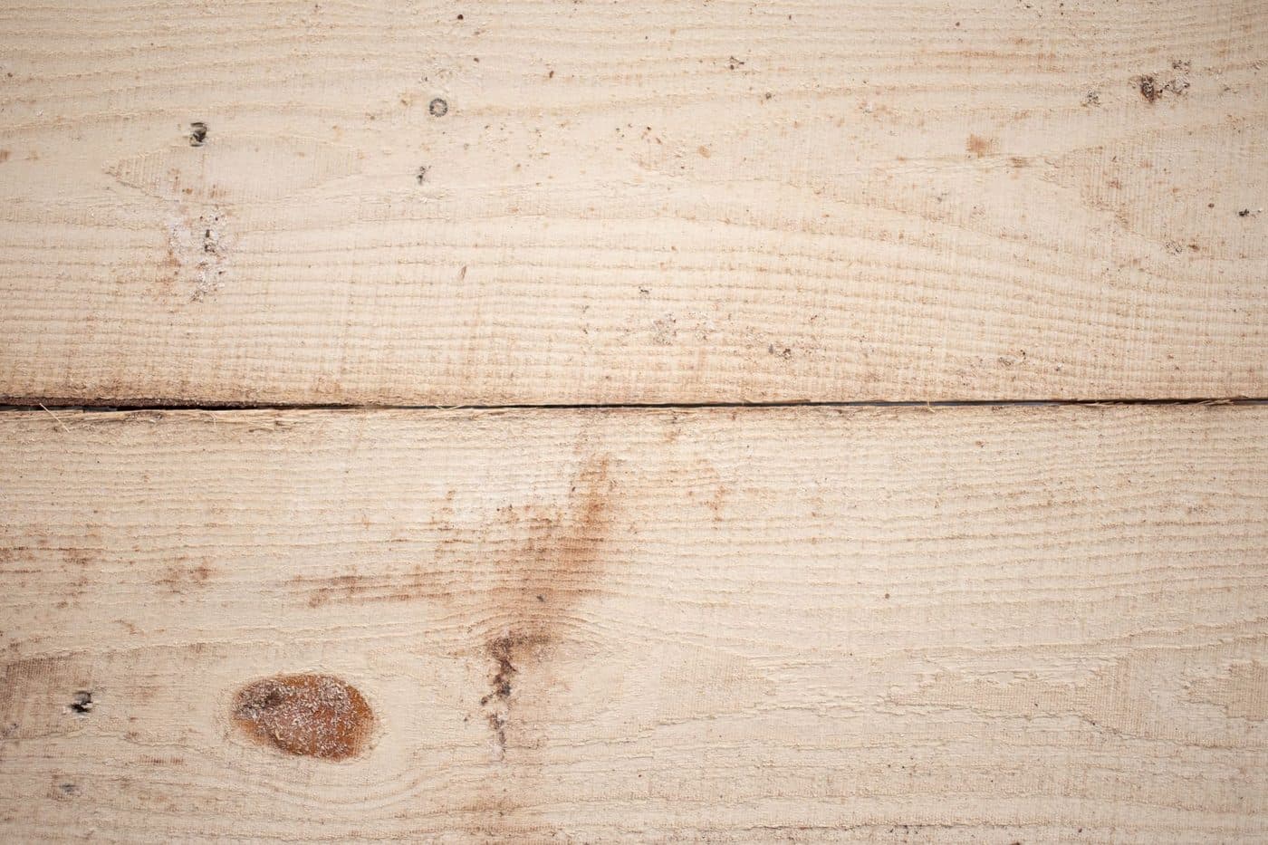 Parquet en bois gondolé et déformé après un dégât des eaux