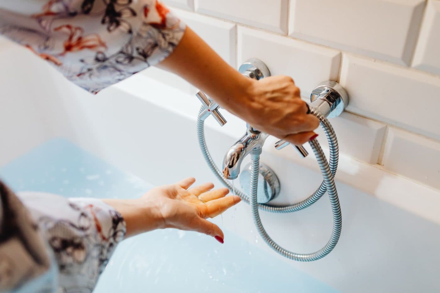 Vérification d'un joint de silicone autour d'une baignoire pour prévenir les fuites