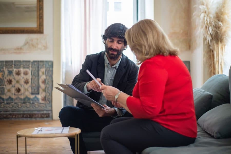 Professionnel expliquant un document à une cliente