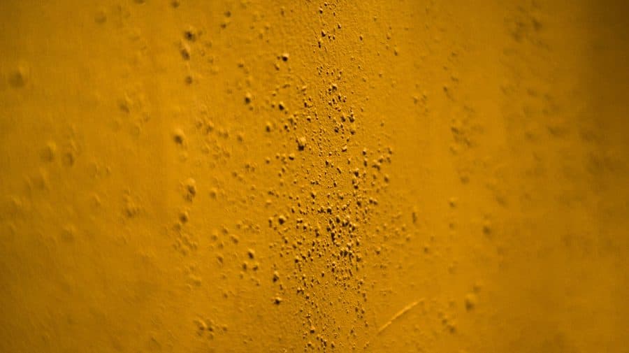 Auréole jaune sur un mur après séchage