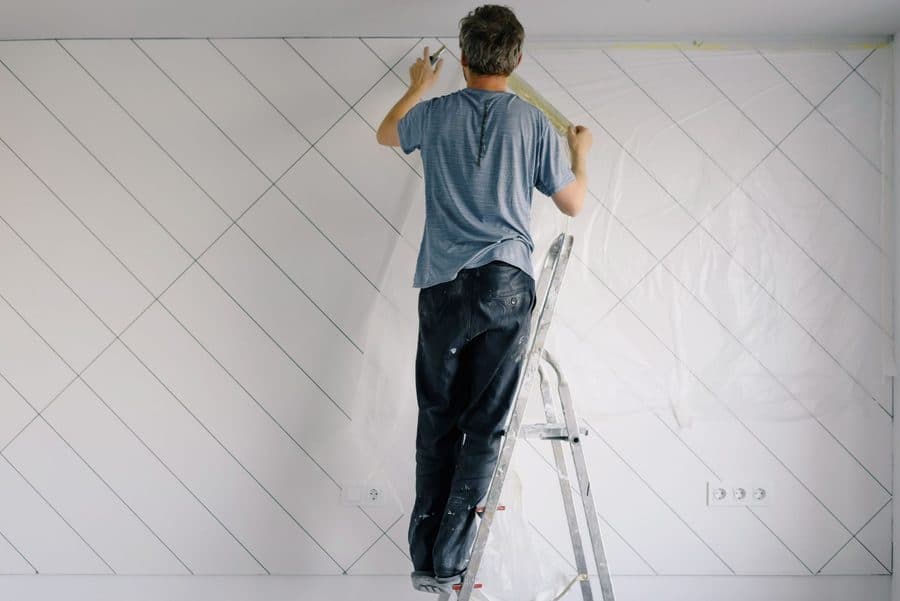 Préparation d'un mur avant application de peinture