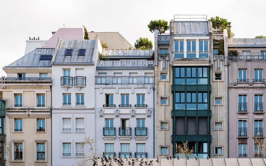 Façades d'immeubles parisiens en copropriété