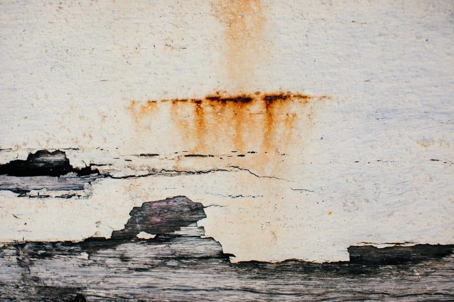 Trace de fuite et peinture écaillée sur un plafond